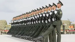 Barisan tentara  saat melakukan latihan menyambut peringatan 70 tahun berakhirnya Perang Dunia II di Pangkalan Militer Beijing , Cina ( 1/8/2015). Parade militer besar-besaran akan disuguhkan China untuk menyambut peringatan ini.   (REUTERS/Stringer)