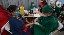 Warga menjalani screening sebelum disuntik vaksin COVID-19 Moderna oleh petugas kesehatan di Puskesmas Kramat Jati, Jakarta, Jumat (20/8/2021). Bagi masyarakat umum, saat ini diperbolehkan mendapat vaksin COVID-19 Moderna untuk menekan penyebaran virus corona. (merdeka.com/Imam Buhori)