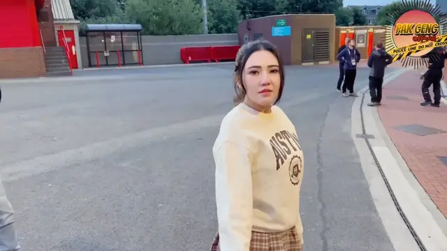 Via Vallen dan Chevra Yolandi bulan madu ke Inggris (Foto: Youtube Pak Geng Official)