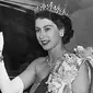 Dalam file foto ini diambil pada 7 Juni 1951 Putri Elizabeth dari Inggris Raya, calon Ratu, melambai kepada orang-orang sambil mengenakan mahkota berlian. Ratu Elizabeth II, raja terlama dalam sejarah Inggris dan ikon yang langsung dikenal oleh miliaran orang di seluruh dunia, telah meninggal pada usia 96, Istana Buckingham mengatakan pada 8 September 2022. (AFP Photo)
