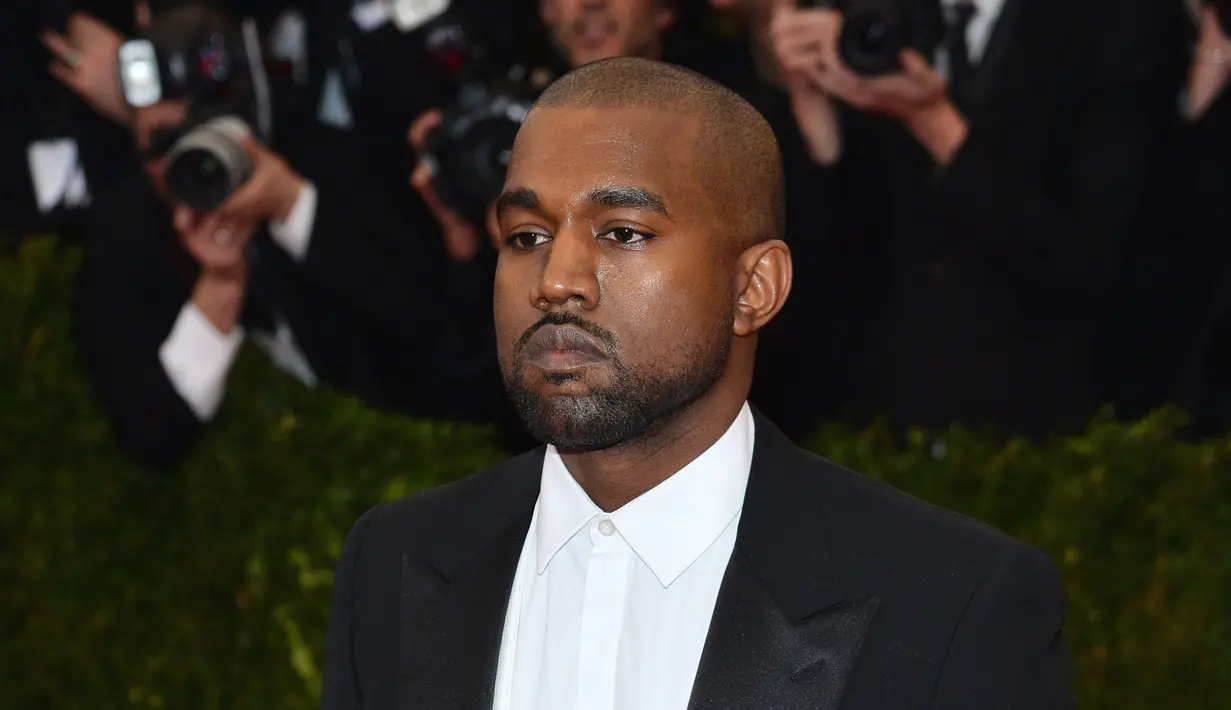 Di dunia fesyen rupanya juga terdapat diskriminasi, Kanye yang juga seorang perancang busana tersebut dianggap sebelah mata karena bukan gay. (Bintang/EPA)