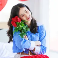 Ilustrasi perempuan dengan bunga mawar/copyrightshutterstok/Bangkok Click Studio