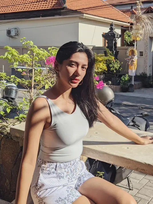 Walaupun tidak mengenakan makeup, akan tetapi perempuan kelahiran 19 Februari 1991 ini tetap terlihat cantik menawan. (Foto: instagram.com/fannyghassani)