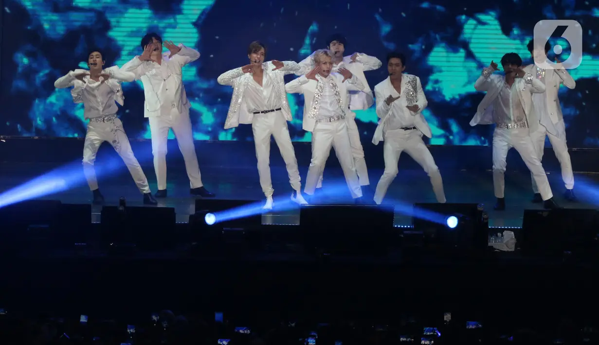 Personel Boy Band asal Korea Selatan, Super Junior saat membawakan lagu pada konser Super Junior World Tour - Super Show 8 Infinite Time in Jakarta di ICE BSD Tangerang, Sabtu (11/1/2020). Konser disaksikan ribuan penggemar. (Liputan6.com/Helmi Fithriansyah)