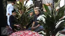 Kesedihan komedian Komeng di depan pusara putrinya, Cantika Alhayu Aldi, di Pemakaman Keluarga Citeureup, Bogor, Minggu (28/8). Anak ketiga Komeng dari kembar tiga tersebut meninggal di usia 10 tahun lantaran sakit. (Liputan6.com/Herman Zakharia)