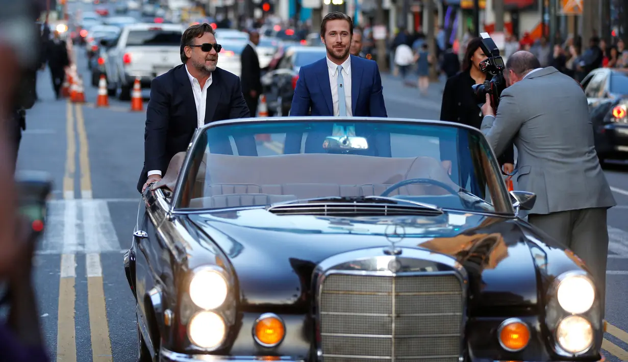 Aktor Hollywood Russell Crowe (kiri) dan Ryan Gosling saat berpura - pura mendorong mobil mereka saat akan premiere film " The Nice Guys " di Hollywood , AS , 10 Mei 2016. Film yang bergenre komedi ini akan diputar perdana di AS. (REUTERS / Mario Anzuoni)