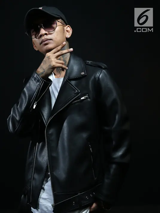 Penyanyi Rap Young Lex bergaya saat sesi foto di kantor Liputan6.com, SCTV Tower, Jakarta, Kamis (3/8). Dalam film pertamanya tersebut Young Lex berperan sebagai Oscar.  (Liputan6.com/Fatkhur Rozaq)