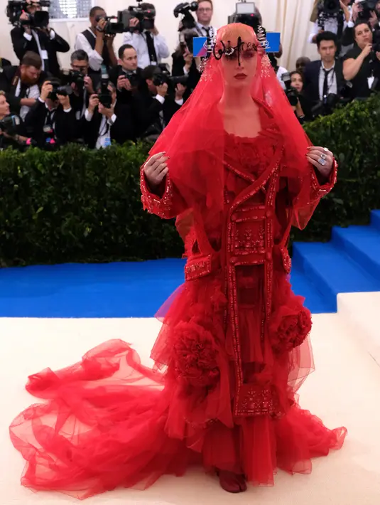 Katy Perry berpose saat menghadiri Met Gala 2017 di Metropolitan Museum of Art, New York (2/5). Metropolitan Museum of Art's Costume Institute Benefit, atau lebih dikenal dengan Met Gala digelar lagi pada 1 Mei 2017. (Photo by Charles Sykes/Invision/AP)