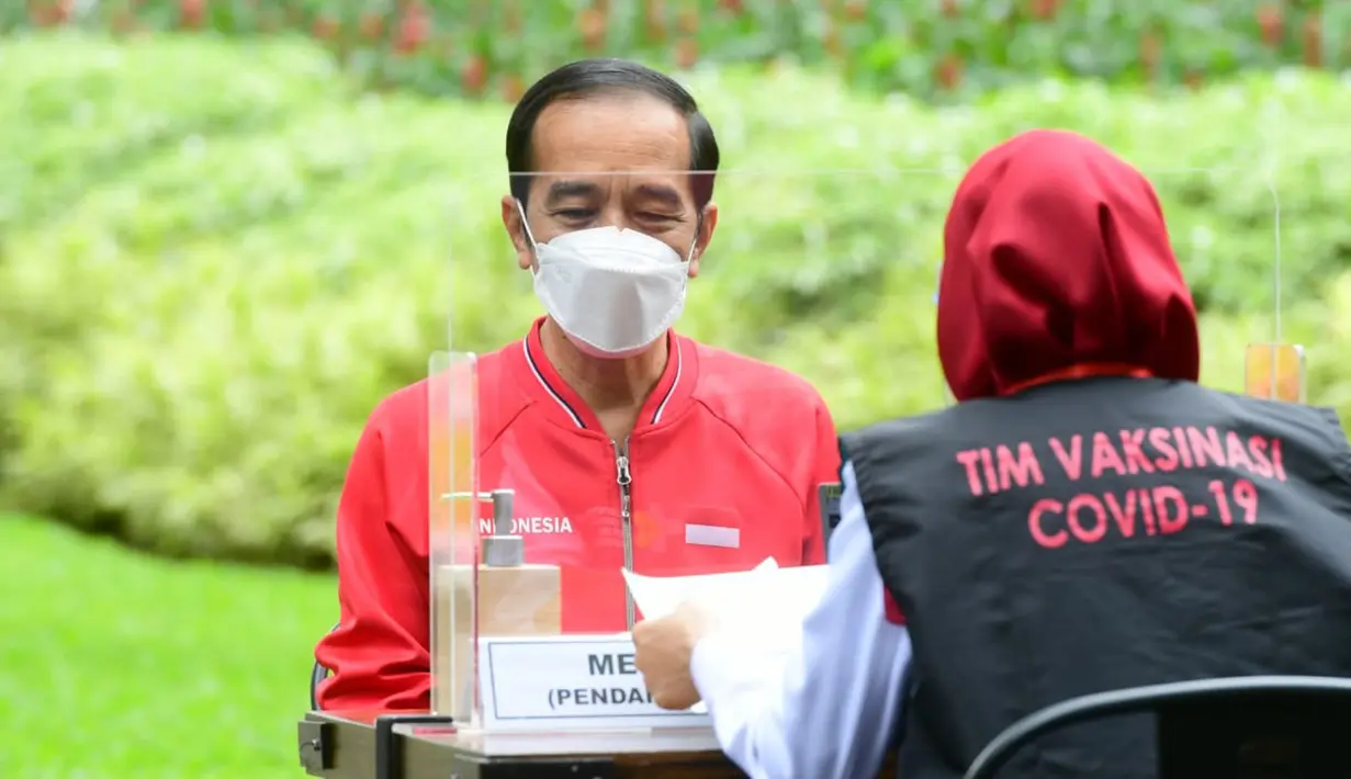 Presiden Joko Widodo atau Jokowi menjalani pendaftaran dan verifikasi data saat mengikuti vaksinasi COVID-19 di Istana Merdeka, Jakarta, Rabu (13/1/2021). Vaksinasi ini jadi titik awal vaksinasi nasional sebagai upaya penanganan pandemi COVID-19. (Lukas/Biro Pers Sekretariat Presiden)