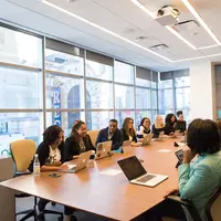 Ilustrasi Bekerja di Perusahaan Credit: pexels.com/Christinna