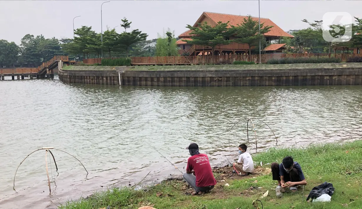 Sejumlah pengunjung memancing di Perkampungan Budaya Betawi Setu Babakan, Jakarta, Senin (22/6/2020). Danau buatan seluas 30 hektare tersebut kembali dibuka untuk umum setelah sebelumnya ditutup untuk mencegah penyebaran virus corona COVID-19. (Liputan6.com/Immanuel Antonius)
