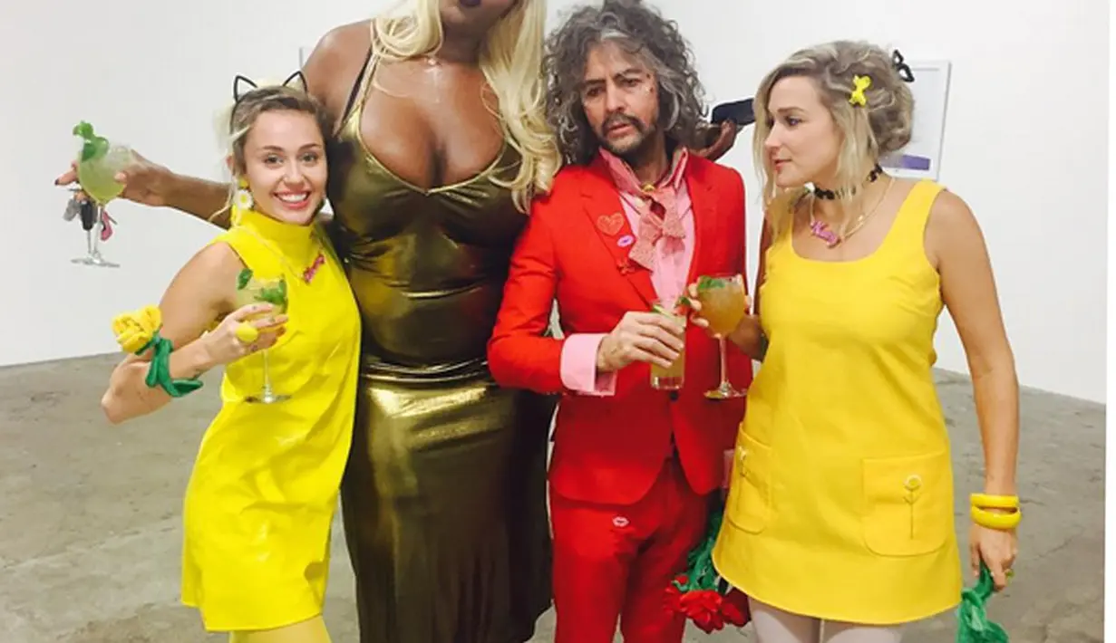 Miley yang mengunggah foto ini di dalam akun Instagramnya mencantumkan sebuah kalimat yang menyatakan kebahagiaannya berada di gallery seni tersebut dan mengucapkan selamat kepada si penyelenggara acara itu. (Instagram/mileycyrus)