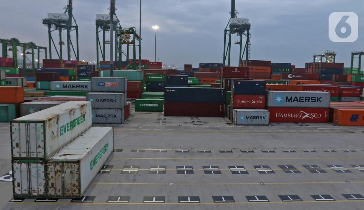 Suasana bongkar muat peti kemas di Pelabuhan Tanjung Priok, Jakarta, Kamis (14/11/2019). Menteri Keuangan Sri Mulyani Indrawati menargetkan pertumbuhan ekonomi Indonesia tahun 2020 mencapai 5,3%. (Liputan6.com/Herman Zakharia)