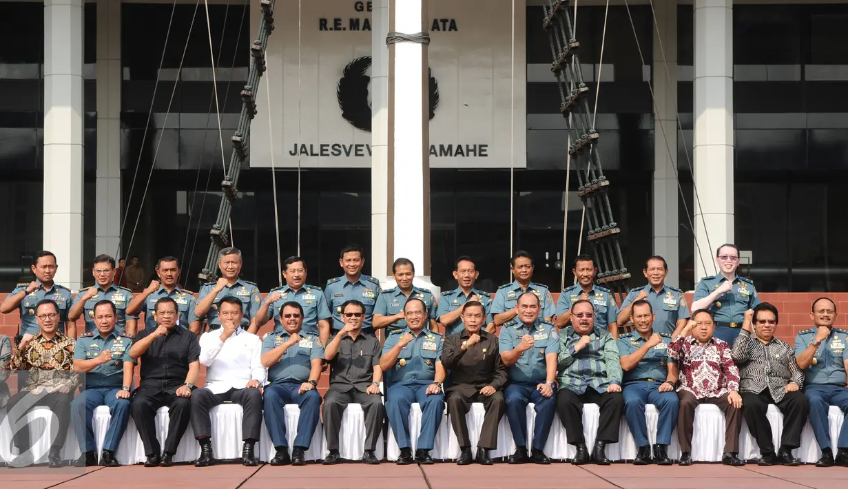 Sejumlah anggota Komisi I DPR berfoto bersama pejabat TNI AL usai menggelar pertemuan di Mabes TNI AL Cilangkap, Jakarta (19/1/2016). Pertemuan untuk meningkatkan tali silaturahmi. (Liputan6.com/Helmi Fithriansyah)