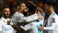 Pemain Real Madrid, Cristiano Ronaldo dan rekan setimnya merayakan gol ke gawang APOEL Nicosia pada matchday kelima Liga Champions di Stadion GSP, Selasa (21/11). Ronaldo menyumbang dua dari enam gol Madrid dalam laga tandang itu. (AP/Petros Karadjias)