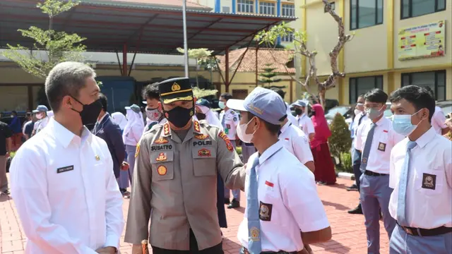 Kapolresta Bogor Kota Kombes Susatyo Purnomo Condro dan Wakil Wali Kota Bogor Dedie A Rachim usai Apel Pelajar Sadar Protokol Kesehatan.