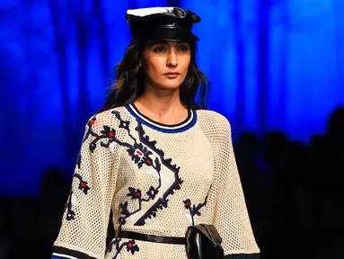 Model berjalan di atas catwalk membawakan busana Autumn Winter 2018 karya desainer asal India, Vineet Bahl selama Amazon India Fashion Week di New Delhi (15/3). (AFP Photo/Chandan Khanna)