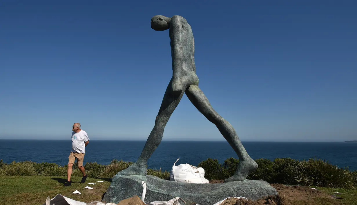 Seorang pengunjung berjalan dekat sebuah patung bagian dari pameran Sculpture by the Sea di Sydney, Australia, Jumat (19/10). Sementara itu, "Sculpture by the Sea" merupakan pameran tahunan yang mulai digelar sejak 1996 silam. (PETER PARKS/AFP)