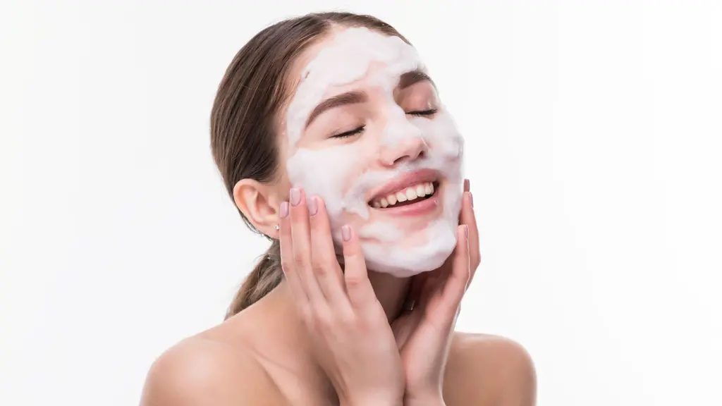 Bubble mask juga disebut-sebut mampu membuat wajah terasa lebih bersih, segar, dan bercahaya hanya dalam sekali pakai. (foto/dok: freepik/diana.grytsku)