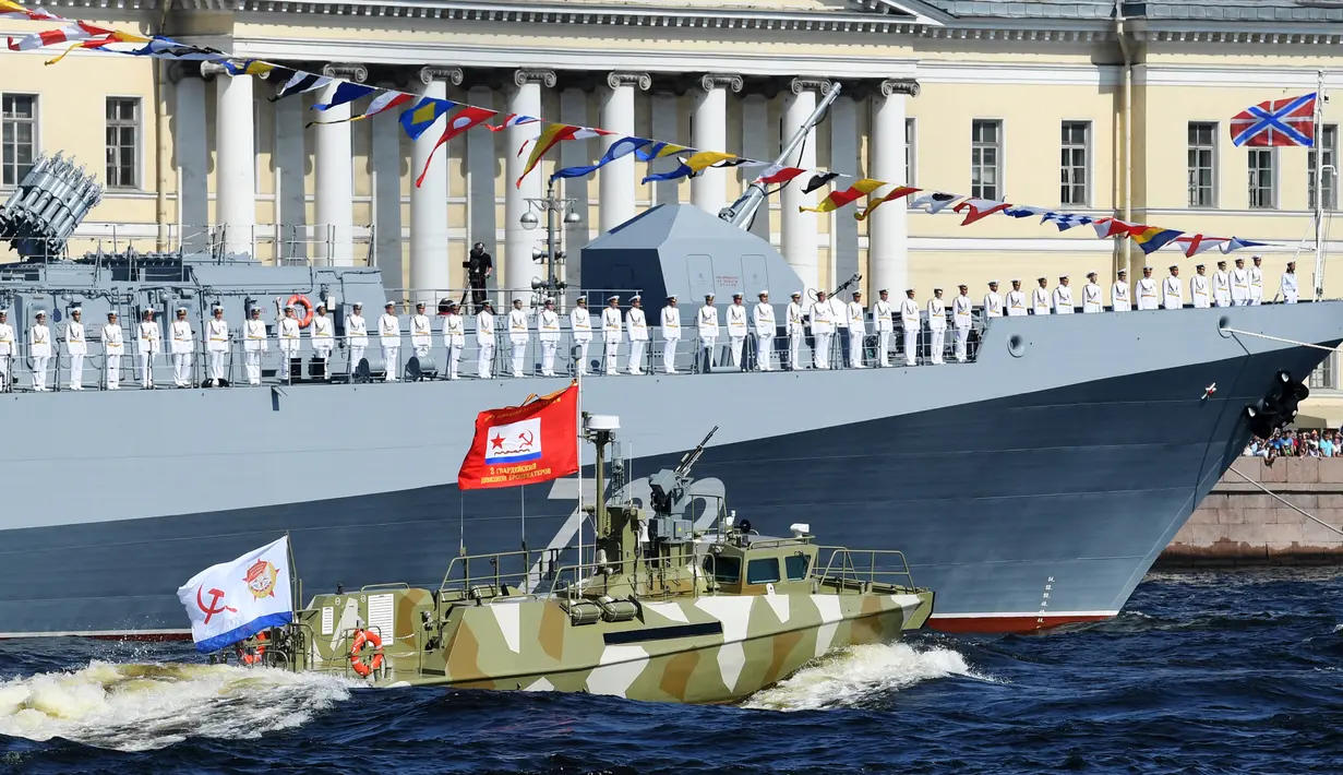 Kapal perang Rusia berlayar selama parade Hari Angkatan Laut di Sungai Neva, Saint Petersburg, Rusia, Minggu (29/7). (Kirill Kudryavtsev/AFP)