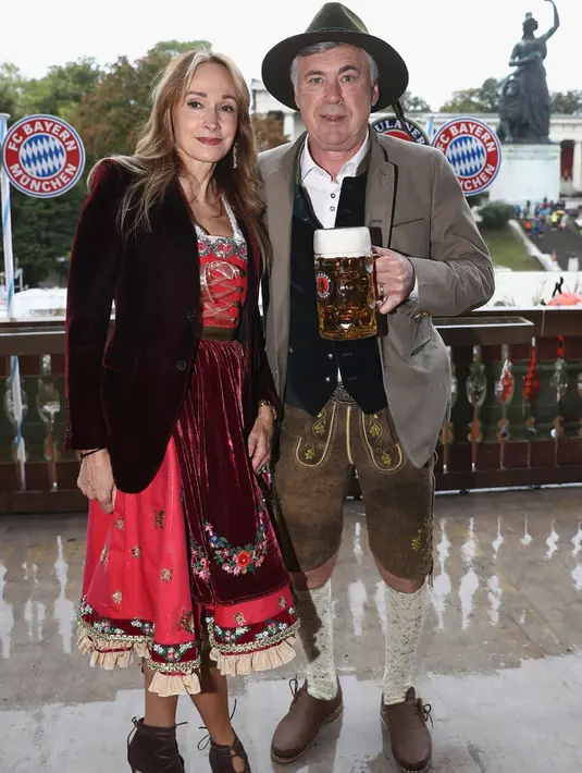 Pelatih Bayern Munchen, Carlo Ancelotti bersama istrinya, Mariann Barrena McClay berpose saat menghadiri Festival Oktoberfest di Munich, Jerman, (2/9). (REUTERS/Alexander Hassenstein)