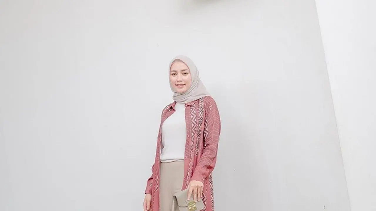 Outer panjang bermotif dan celana flare yang chic (Sumber: BukaReview)