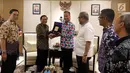 Direktur Utama Indosiar Imam Sudjarwo (dua kiri) menerima cendera mata dari Menteri Sosial Agus Gumiwang Kartasasmita (tengah) saat kunjungan ke Kementerian Sosial, Jakarta, Selasa (18/12). (Liputan6.com/JohanTallo)