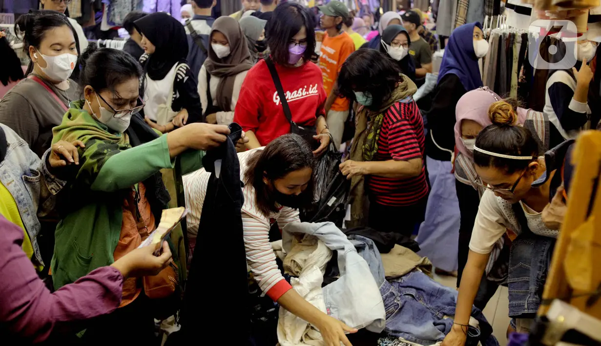 <p>Para calon pembeli memilih pakaian impor bekas di Pasar Senen, Jakarta, Kamis (9/3/2023). Menteri Perdagangan Zulkifli Hasan mengatakan pemerintah tidak melarang bisnis baju bekas, tetapi impor baju bekas yang jadi produk bisnis thrifting jelas dilarang. (Liputan6.com/Faizal Fanani)</p>
