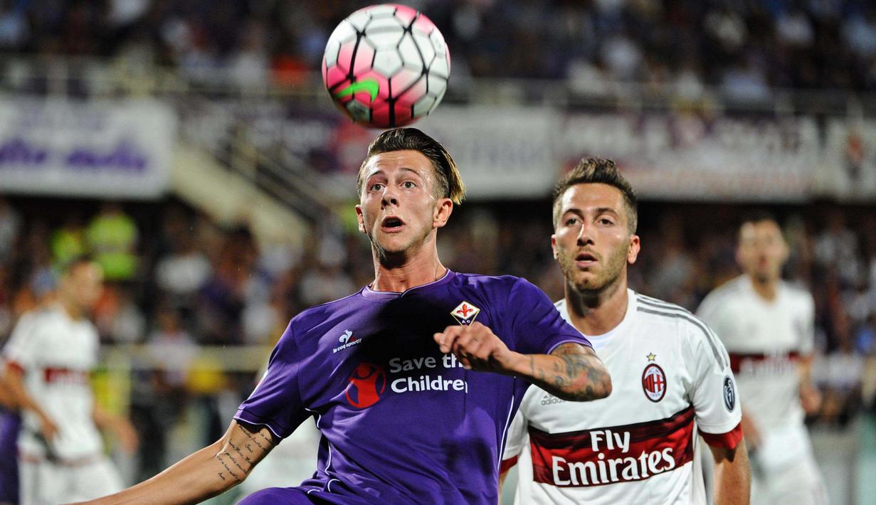 Pemain Fiorentina, Federico Bernardeschi (kiri) dan Pemain AC Milan, Andrea Bertolacci berebut bola pada laga perdana Serie A Liga Italia di Stadion Artemio Franchi, Florence, (23/8/2015). Milan kalah 0-2. ( EPA/Maurizio Degl' Innocent)