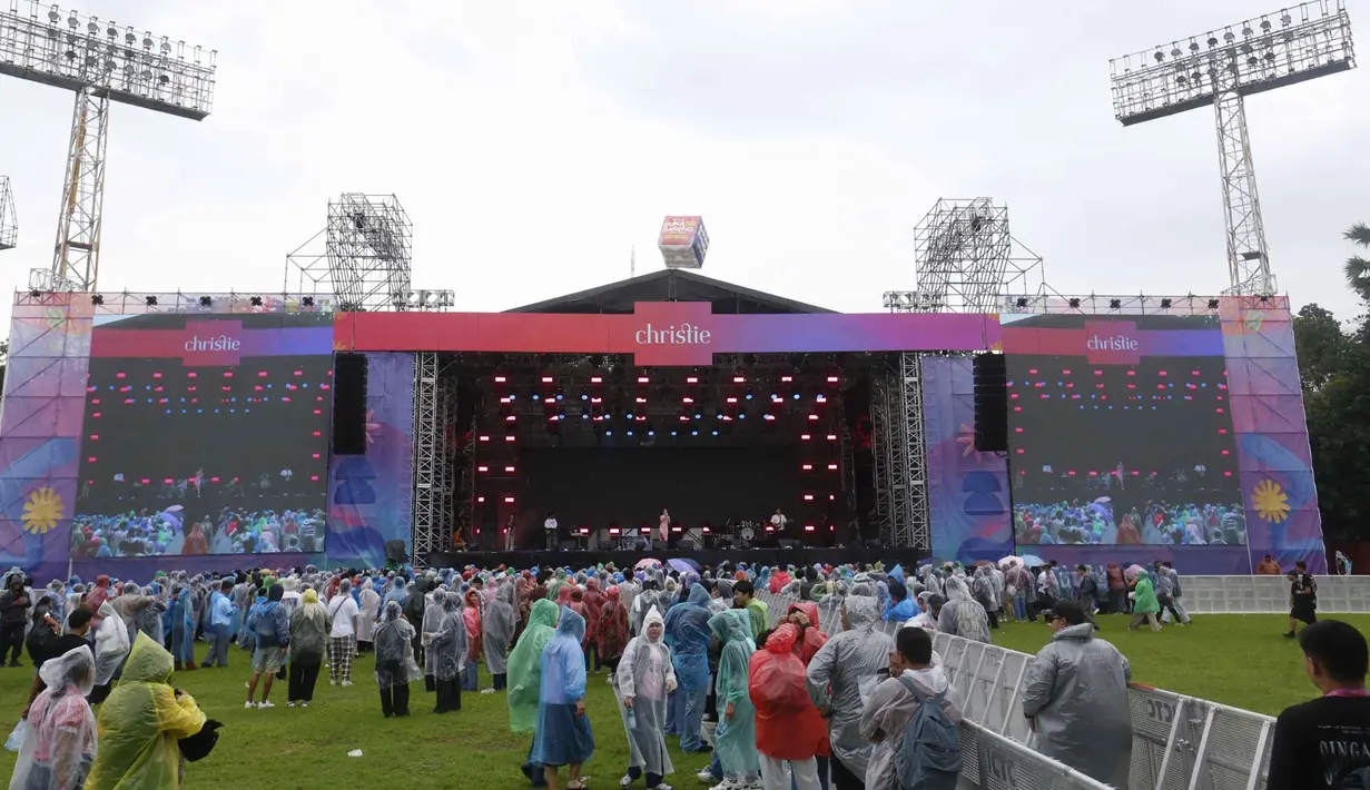 Semangat ini menjadi bukti betapa KLBB Festival selalu menjadi acara yang paling dinantikan setiap tahunnya. Tampak dalam foto, pengunjung memadati area gelaran KapanLagi Buka Bareng (KLBB) Festival 2026 hari pertama di Stadion Madya, Kompleks Gelora Bung Karno, Senayan, Jakarta, Sabtu 28 Februari 2026. (Dok/Kapanlagi Youniverse)
