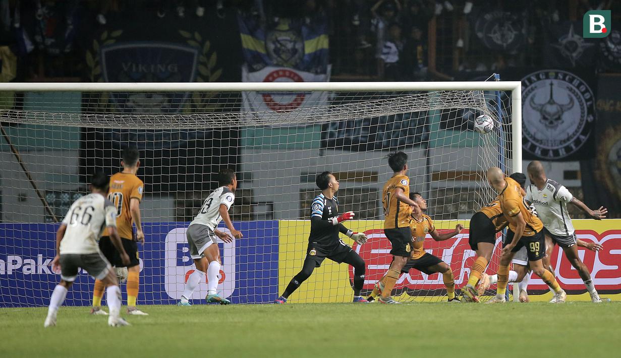 Pemain Persib Bandung, David Da Silva (kanan) berusaha mencetak gol dalam kemelut di depan gawang Bhayangkara FC dalam laga pekan pertama BRI Liga 1 2022/2023 antara Bhayangkara FC melawan Persib Bandung di Stadion Wibawa Mukti, Cikarang, Minggu (24/7/2022). (Bola.com/Ikhwan Yanuar)