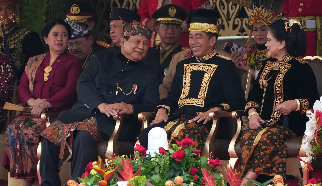 Presiden terpilih Prabowo Subianto terlihat hadir dan duduk di samping kanan Presiden Joko Widodo (Jokowi) saat upacara di Istana, Ibu Kota Negara, Nusantara. (AP Photo/Achmad Ibrahim)