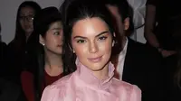 Payudara Kendall Jenner Mengintip dari Balik Punggung