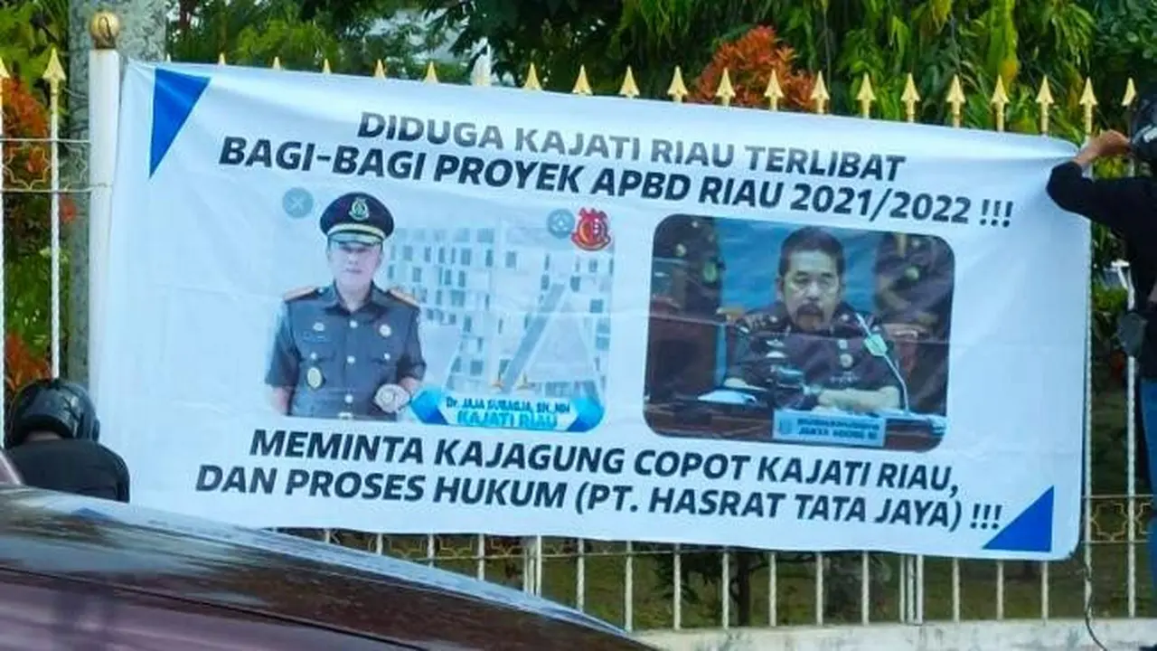 Spanduk di kantor kejati Riau yang menuding Kepala Kejati Riau terlibat bagi proyek.