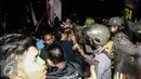 Massa aksi terlibat bentrok dengan polisi yang berjaga saat menggelar aksi unjuk rasa di depan Istana Negara, Kamis (12/1). Dalam aksinya mereka menuntut Presiden Jokowi-JK untuk membuat kebijakan yang pro terhadap rakyat. (Liputan6.com/Faizal Fanani)