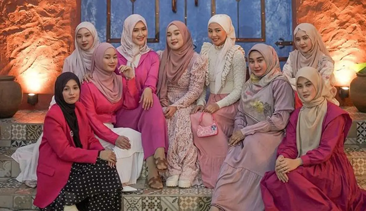 Meski rata-rata sudah jadi ibu, namun potret anggota Geng Butterfly tetap terlihat seperti ABG. Terdiri dari para artis berhijab, geng artis satu ini curi perhatian dan banjir pujian dari publik. Bukan hanya kali ini saja tampil dengan outfit unik, sebelumnya Geng Butterfly pernah tampil kompak dan selaras dengan outfit seragam SMA yang membuatnya makin awet muda. (Liputan6.com/IG/adindaamiraa)