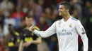 Bintang Real Madrid, Cristiano Ronaldo, merayakan gol ke gawang Tottenham pada laga Liga Champions di Stadion Santiago Bernabeu, Madrid, Selasa (17/10/2017). Kedua klub bermain imbang 1-1. (AP/Fransisco Seco)