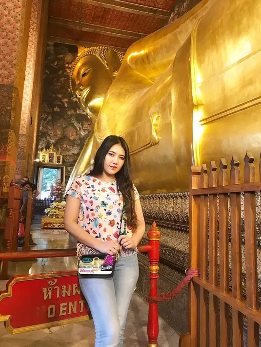 Mendengar penjelasan dari penyanyi asal Jawa Timur itu, host Daniel Mananta langsung menantang menyanyi seperti layaknya peserta Audisi. Ia membawakan lagu Firasat yang dipopulerkan oleh Marcell Siahaan. (Instagram/viavallen)