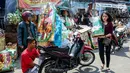 Seorang pembeli membawa parsel dikawasan Cikini, Jakarta, Sabtu (17/6). Penjual parcel mengaku menjelang Lebaran permintaan parcel dari harga Rp100 ribu hingga dua juta rupiah mulai mengalami peningkatan. (Liputan6.com/Faizal Fanani)