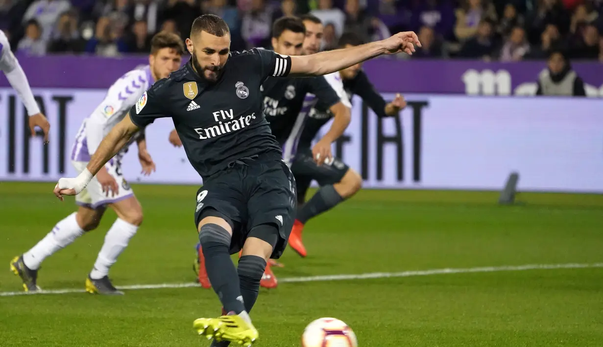 Karim Benzema mengeksekusi tendangan penalti pada laga lanjutan La Liga yang berlangsung di Stadion Nuevo Jose Zorrilla, Valladolid, Senin (11/3). Real Madrid menang 4-1 atas Valladolid. (AFP/Cesar Manso)