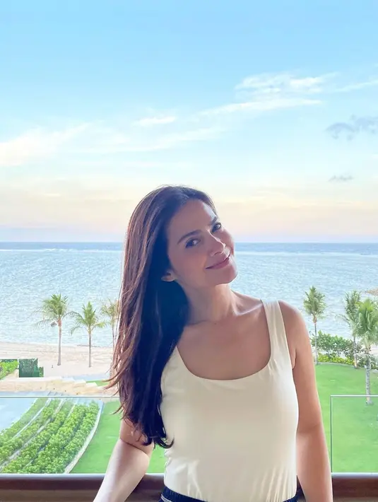 Foto Cut Tari ini banjir like dan pujian. Banyak yang tak menyangka, Cut Tari sudah berusia 45 tahun karena parasnya di foto ini terlihat glowing. Berbagai pujian pun mengalir dari netizen melihat potret cantik Cut Tari. (Liputan6.com/IG/cuttaryofficial)