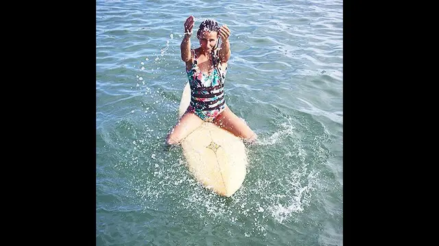 Maud Le Car surfer cantik dunia asal Prancis mendemonstrasikan keahlian berselancar dengan menggunakan sepatu hak tinggi.