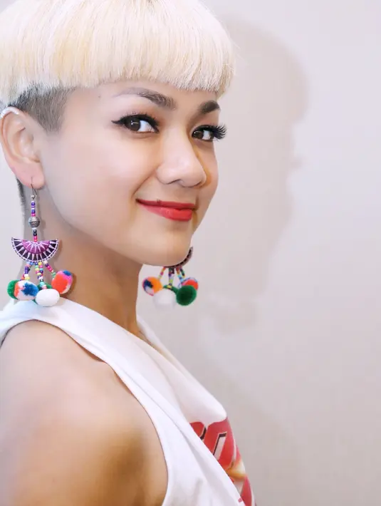 “Kalau rambut, ya penggambaran karakter yang dikasih ke aku aja. Nanya sama sutradara, Anggy Umbara dia bilang di cat aja, aku pilih warna juga dan jadilah ini," kata Nirina Zubir. (Adrian Putra/Bintang.com)