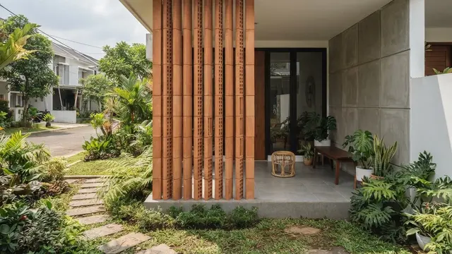 Model Teras Rumah dengan Roster Vertikal untuk Privasi Maksimal