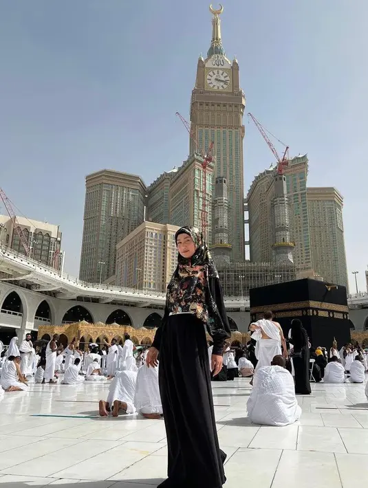 Seperti penampilannya satu ini saat ibadah haji. Primadona era 90-an ini mengenakan gamis warna hitam dipadu dengan hijab segi empat bermotif bunga. (Instagram/desyratnasariterdepan).