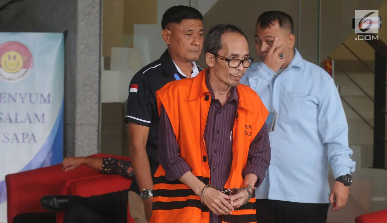 Kepala Kantor Kemenag Kabupaten Gresik Muhammad Muafaq Wirahadi usai menajalani pemeriksaan perdana pascaterjaring OTT di Gedung KPK, Jakarta, Kamis (21/39). (merdeka.com/Dwi Narwoko)