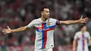 Pemain Barcelona, Sergio Busquets, saat melawan bayern Munchen pada Laga Liga Champions (13/9/2022). Gelandang bertahan Barcelona ini mengantongi 1,91 juta euro per bulan berdasarkan kesepakatan yang ditandatangani pada 2018. (AFP/Christof Stache)