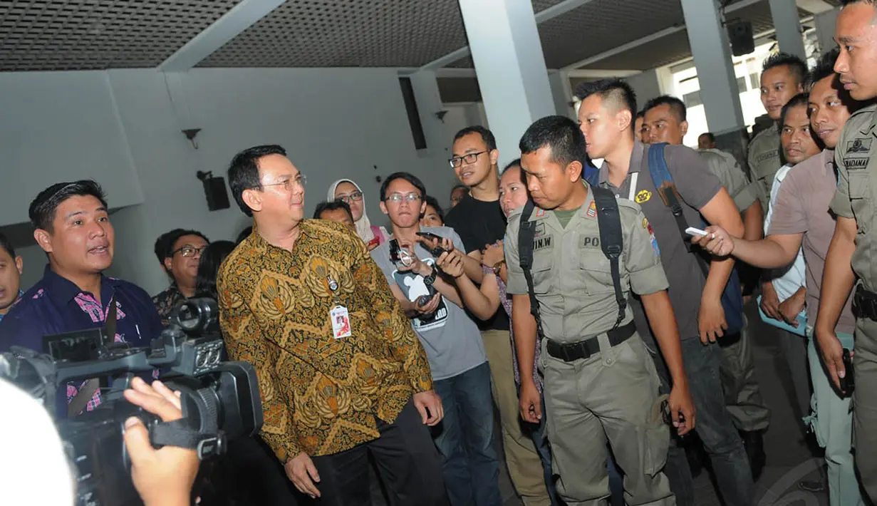 Ahok tampak puas melihat kesiapan Satpol PP dalam menghadapi demo, Jakarta, (8/10/14). (Liputan6.com/Herman Zakharia) 