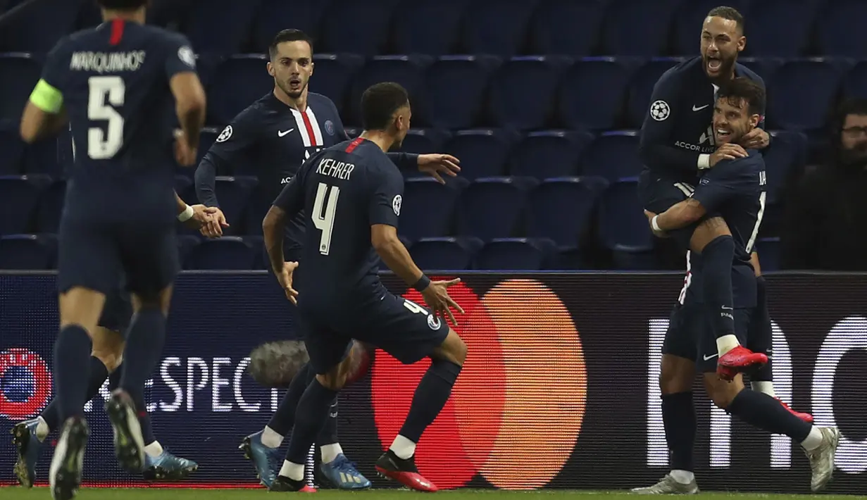 Bek PSG, Juan Bernat (kanan) berselebrasi dengan rekan-rekannya usai mencetak gol ke gawang Borussia Dortmund pada pertandingan leg kedua babak 16 besar Liga Champions di stadion Parc des Princes, Paris, Prancis (12/3/2020). PSG menang 2-0 atas Dortmund dan melaju ke perempat final. (UEFA via AP)
