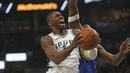 Pemain Spurs, Brandon Paul (kiri) mencoba memasukan bola saat di adang pemain Warriors pada laga NBA basketball game di AT&T Center, San Antonio, (2/11/2017) waktu setempat. Warriors menang 112-92. (Ronald Cortes/Getty Images/AFP)